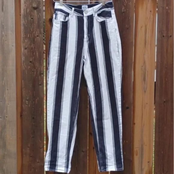 Urban Outfitters BDG Mom High Waisted Jeans 26 - Picture 11 of 16